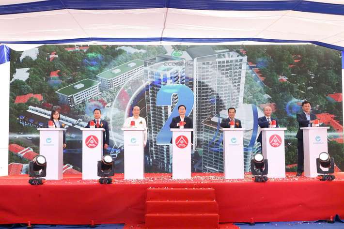Các đại biểu bấm nút chính thức khởi công Dự án Tổ hợp Trung tâm thương mại, khách sạn, nhà ở tại số 2 Mai Hắc Đế, TP. Buôn Ma Thuột